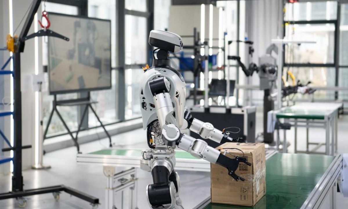 A humanoid robot conducts box-carrying training at a data collection pre-training center for humanoid robots in Hefei, east China's Anhui Province, Dec. 4, 2025. (Xinhua/Zhang Duan)