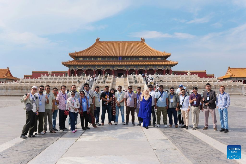 Bangladeshi youths pose for group photos at the Palace Museum in Beijing, capital of China, June 27, 2026. From June 27 to 30, the Academy of Contemporary China and World Studies (ACCWS) organized a tour in Beijing for Bangladeshi youth. (Photo: Xinhua)