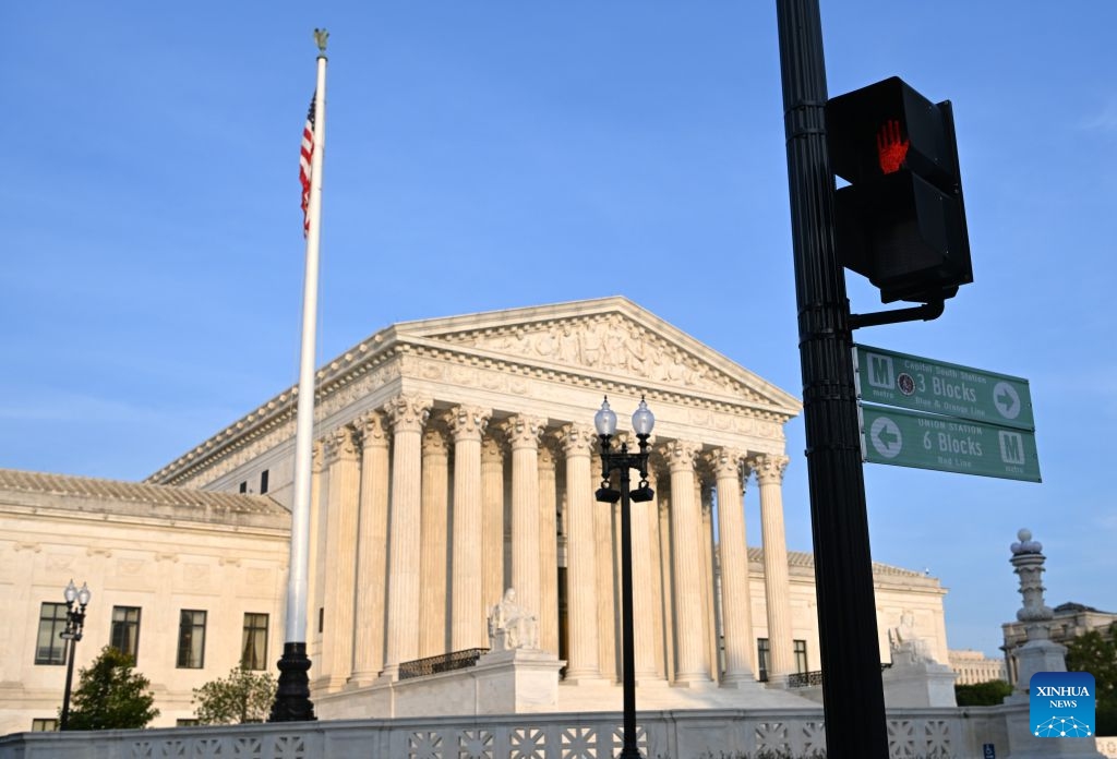 This photo taken on June 30, 2026 shows the U.S. Supreme Court and a traffic light in Washington, D.C., the United States. The U.S. Supreme Court on Tuesday rejected U.S. President Donald Trump's executive order denying birthright citizenship to children of undocumented immigrants or temporary residents, upholding birthright citizenship. (Xinhua/Li Rui)