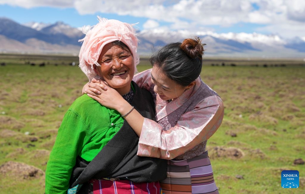 Nyima Lhamo (R) chats with her mother Pema Lhamo on a plateau pasture in Damxung County of Lhasa, southwest China's Xizang Autonomous Region, May 28, 2026. (Xinhua/Jigme Dorje)