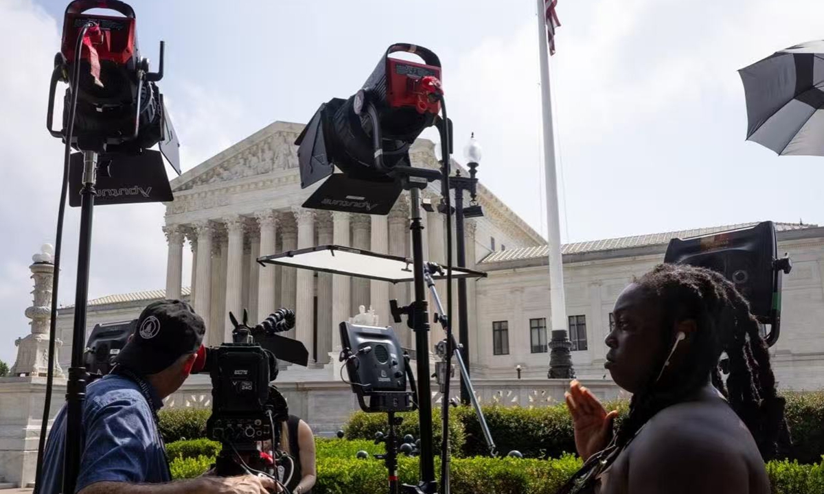 Journalists gather outside the US Supreme Court building as the court announced decisions in Washington, D.C. on June 29, 2026. Photo: VCG
