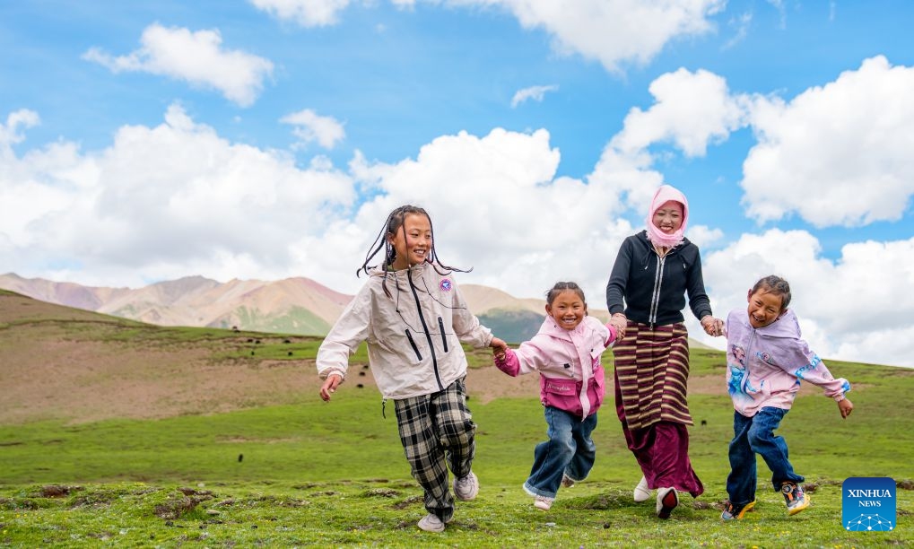 Tatso (2nd R) and her three daughters have fun on a pasture in Damxung County of Lhasa, southwest China's Xizang Autonomous Region, June 21, 2026. (Photo: Xinhua)