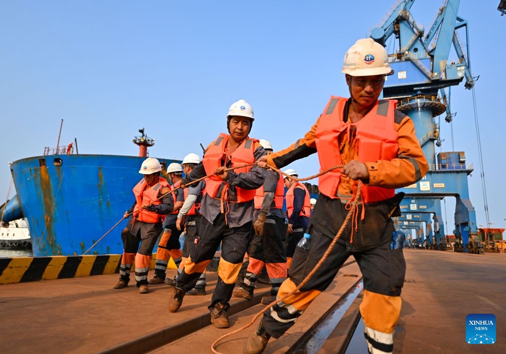 Workers pull a mooring line at an ore terminal of the Tianjin Port in north China's Tianjin, July 1, 2026. Measuring 330 meters long and 57 meters wide, the bulk carrier under COSCO Shipping set a new record on Wednesday with its maximum draft of 22.18 meters among all ships ever docked at Tianjin Port. (Photo: Xinhua)