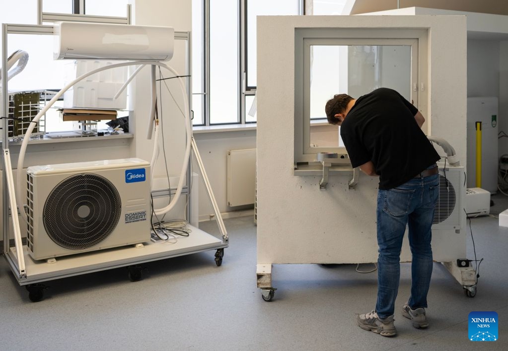An engineer works at Midea's German R&D Center in Stuttgart, Germany, June 30, 2026. Located in Stuttgart, Midea's German R&D Center continuously develops and refines products to meet the needs of European households. Its localized innovation has helped its air conditioners gain popularity across the European market. (Photo: Xinhua)