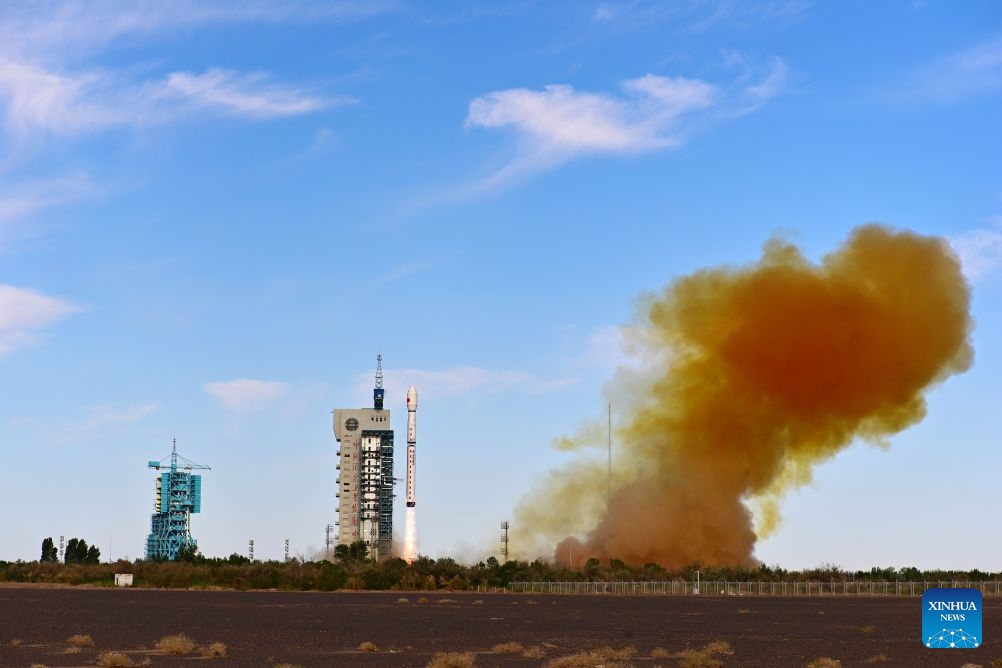 A Long March-4B rocket carrying the Haiyang-2E satellite blasts off from the Jiuquan Satellite Launch Center in northwest China, July 2, 2026. China on Thursday sent a new marine satellite into orbit from the Jiuquan Satellite Launch Center. (Photo: Xinhua)