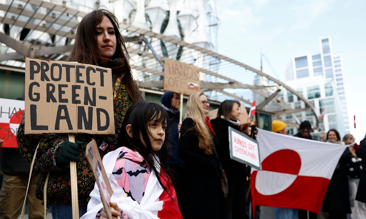 A mother stands with her daughter as they take part in a demonstration to protest against the US government's plan to take Greenland, outside the US Embassy in London on January 24, 2026. Photos on this page: VCG 