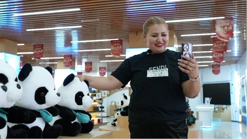 Inside the China-Kazakhstan Horgos International Border Cooperation Center, a Kazakh streamer hosts a live sales session. (Photo/Yong Chengfan)
