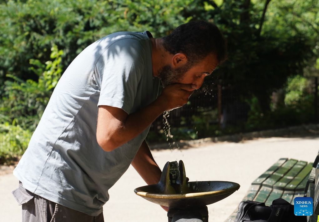 A man cools off with water during a heat wave in New York, the United States, on July 2, 2026. (Xinhua/Zhang Fengguo)