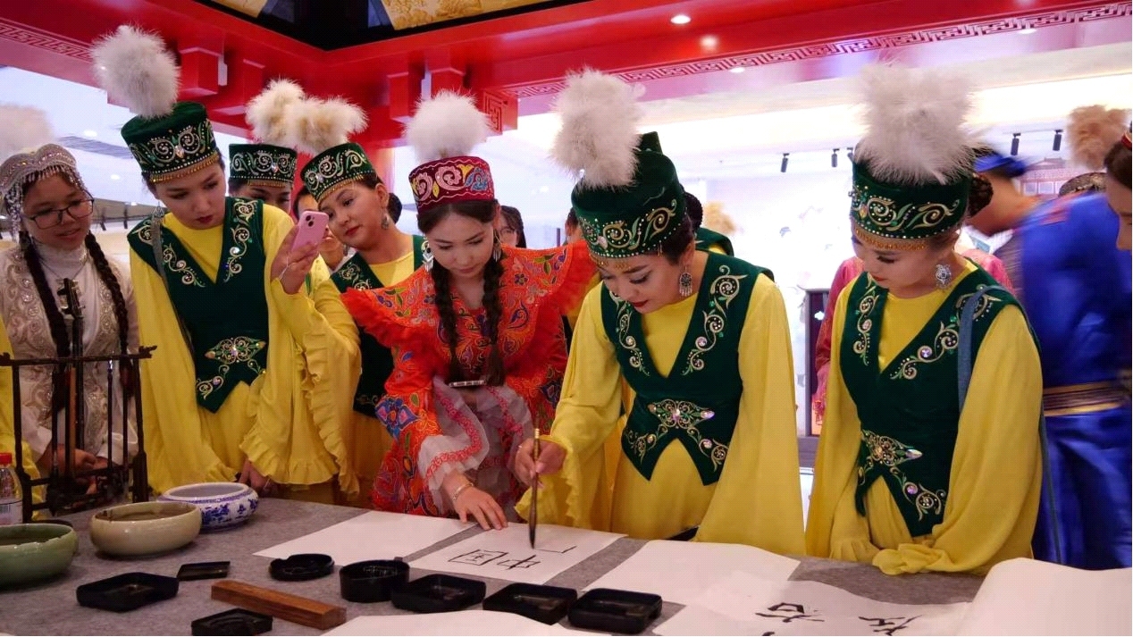 Young visitors from Kazakhstan experienced Chinese calligraphy at a China-Kazakhstan youth cultural exchange event in Horgos. (Photo/Yong Chengfan)