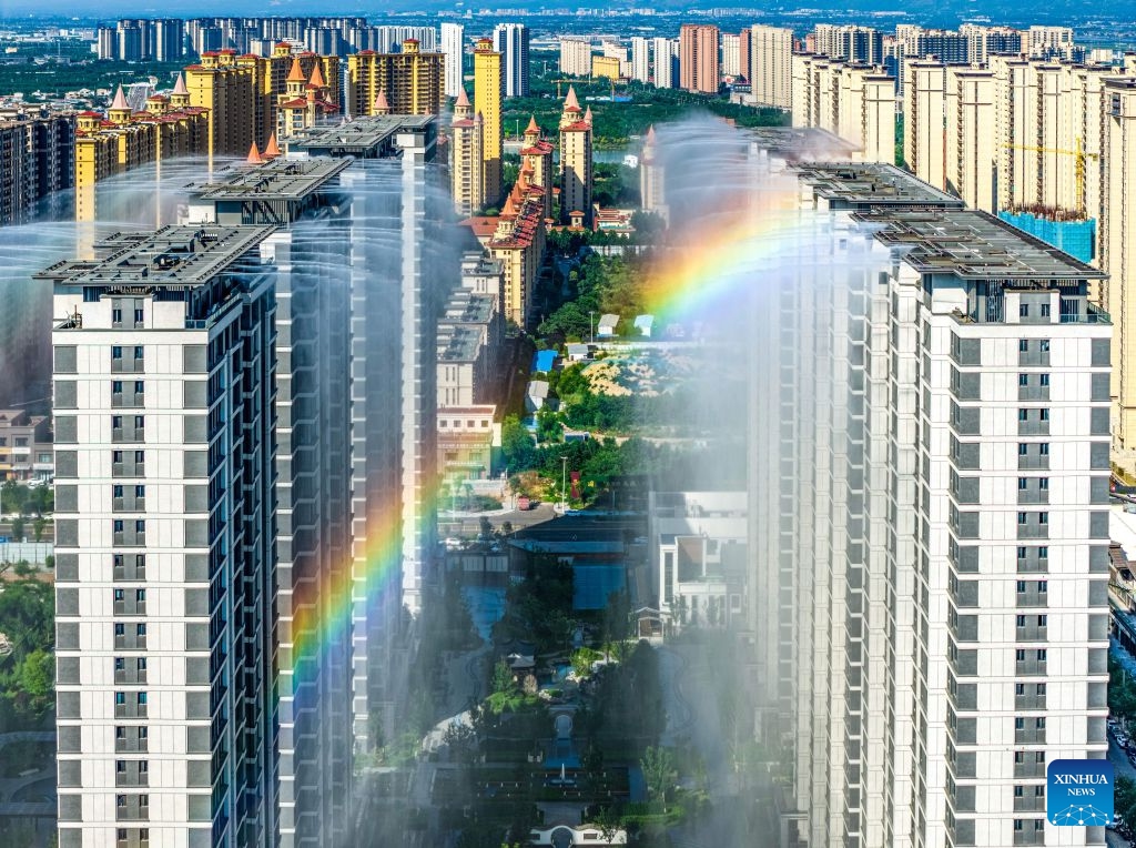 A drone photo taken on July 3, 2026 shows a rooftop misting system at a residential community in Yuncheng City, north China's Shanxi Province. Amid hot weather, the community has activated the misting system to keep the area cool. (Photo: Xinhua)