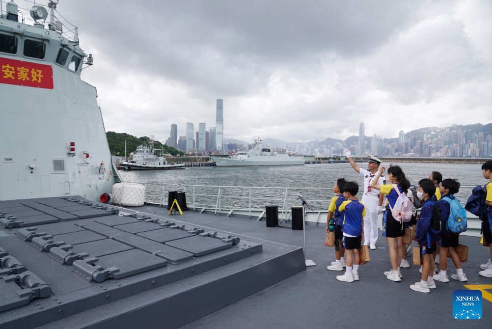 Students visit the guided-missile frigate Hengyang at the Chinese People's Liberation Army (PLA) Hong Kong Garrison's naval base on Stonecutters Island in Hong Kong, south China, July 3, 2026. A visiting PLA Navy fleet ushered in its first open-house day here on Friday, featuring hands-on experience, drill demonstration, art performance and other exchange programs. (Photo: Xinhua)