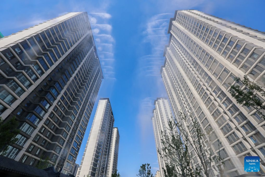 This photo taken on July 3, 2026 shows a rooftop misting system at a residential community in Yuncheng City, north China's Shanxi Province. Amid hot weather, the community has activated the misting system to keep the area cool. (Photo: Xinhua)