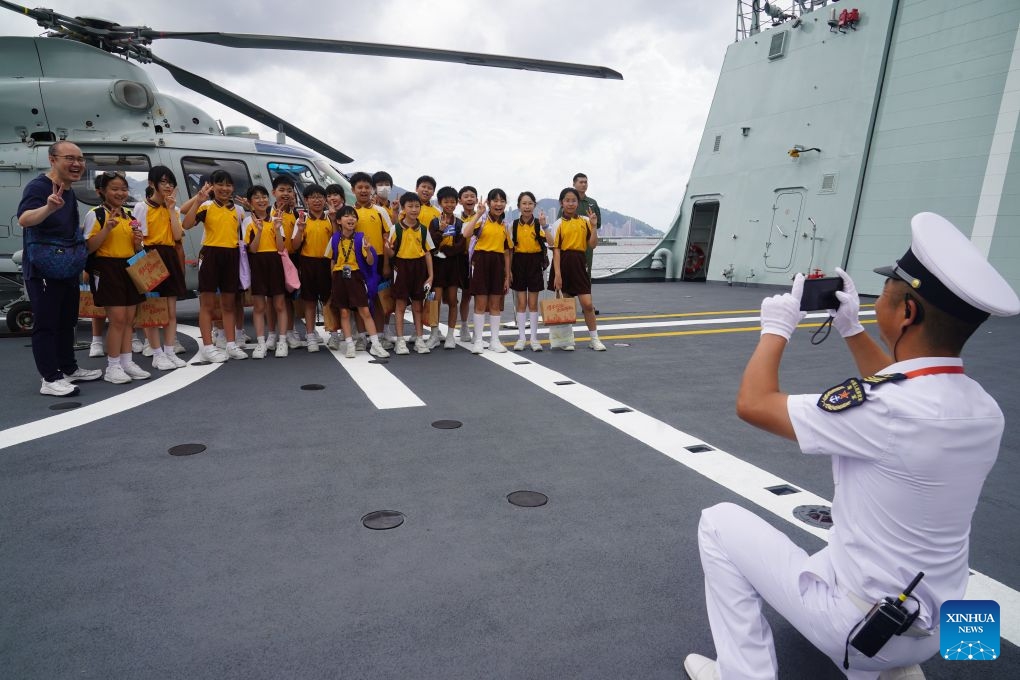 Students pose for a group photo aboard the guided-missile frigate Hengyang at the Chinese People's Liberation Army (PLA) Hong Kong Garrison's naval base on Stonecutters Island in Hong Kong, south China, July 3, 2026. A visiting PLA Navy fleet ushered in its first open-house day here on Friday, featuring hands-on experience, drill demonstration, art performance and other exchange programs. (Photo: Xinhua)