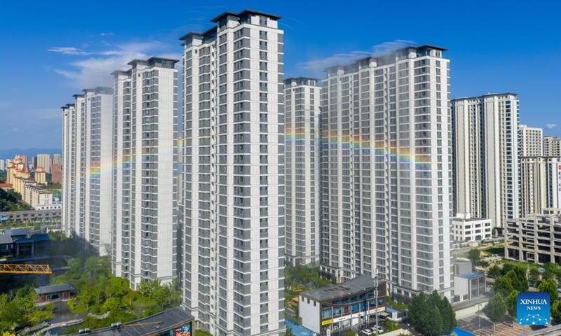 A drone photo taken on July 3, 2026 shows a rooftop misting system at a residential community in Yuncheng City, north China's Shanxi Province. Amid hot weather, the community has activated the misting system to keep the area cool. (Photo: Xinhua)