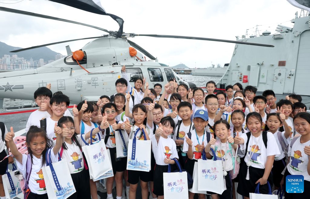 Students pose for a group photo aboard the guided-missile destroyer Nanning at the Chinese People's Liberation Army (PLA) Hong Kong Garrison's naval base on Stonecutters Island in Hong Kong, south China, July 3, 2026. A visiting PLA Navy fleet ushered in its first open-house day here on Friday, featuring hands-on experience, drill demonstration, art performance and other exchange programs. (Photo: Xinhua)