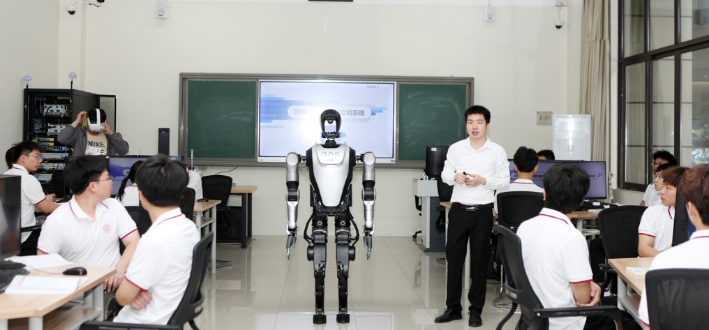 An AI intelligent robot gives lessons to students at a school in Southwest China's Chongqing Municipality on April 16, 2025. Photo: VCG