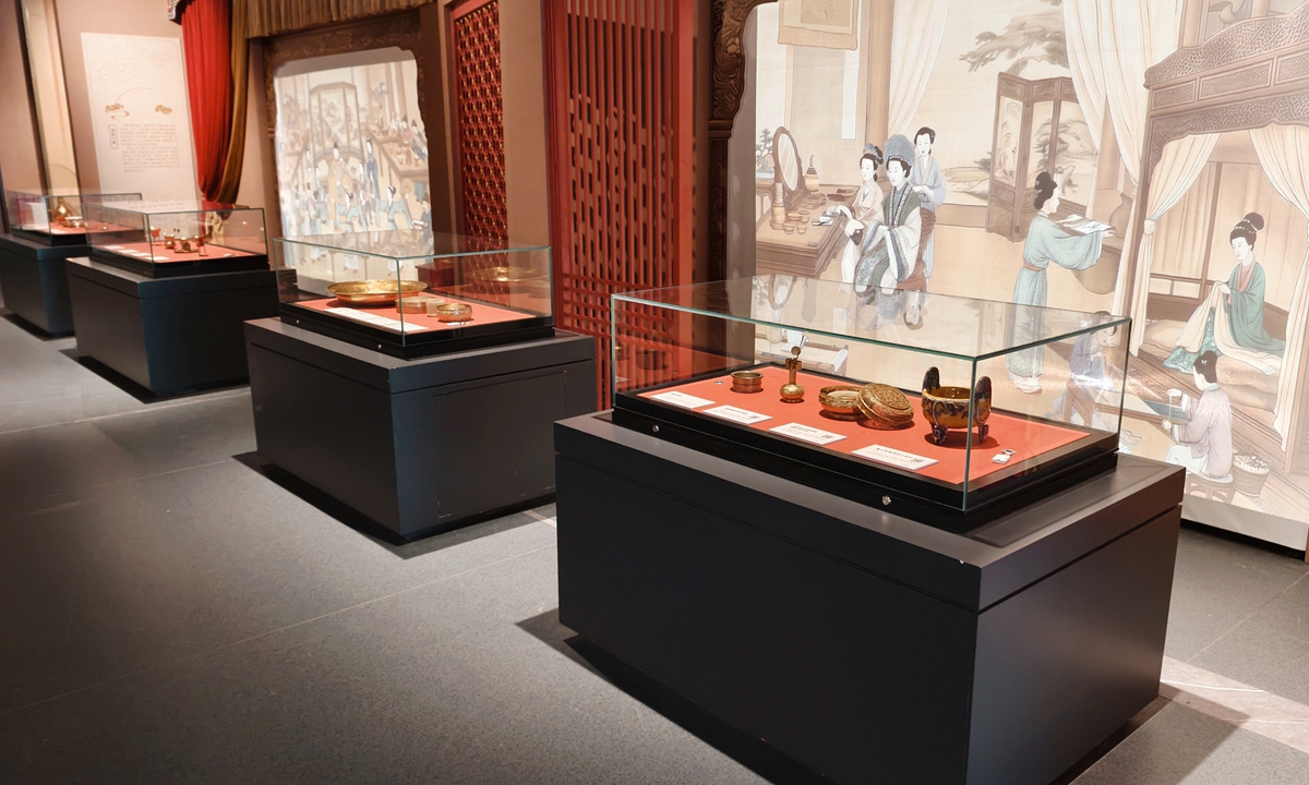  Ming artifacts are exhibited in Beijing.