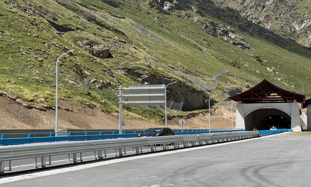 globaltimes.cn - Zhang Weilan in Xinjiang - Foreign media group visit Xinjiang, 'impressed' by great infrastructure projects and economic progress there