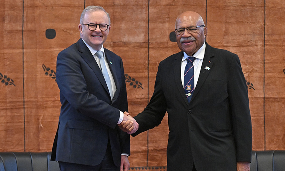 Australia's Prime Minister Anthony Albanese (L) and Fiji's Prime Minister Sitiveni Rabuka (R) shake hands during a welcome ceremony in Suva, Fiji, on July 2026. Photo: VCG