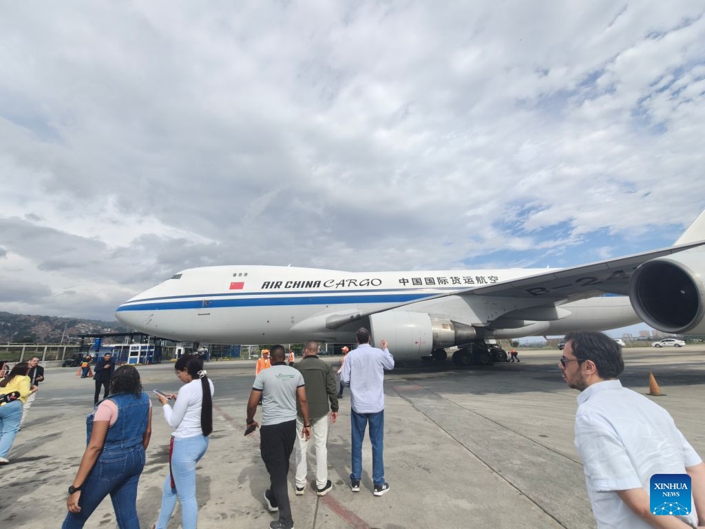 This photo taken with a mobile phone shows a Chinese plane carrying China's first batch of quake relief supplies arriving at Maiquetia Simon Bolivar International Airport near Caracas, Venezuela, on July 6, 2026. (Photo: Xinhua)