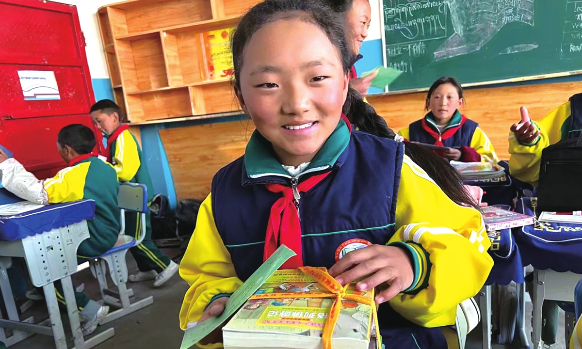 Students with new books at a classroom in Nyima county, Nagqu prefecture, Xizang Autonomous Region Photo: Courtesy of Sun Peng