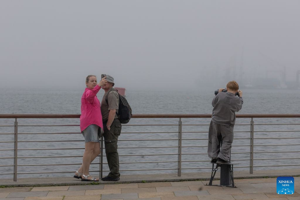 People relax by the sea amid advection fog in downtown Vladivostok, Russia, July 5, 2026. (Photo: Xinhua)