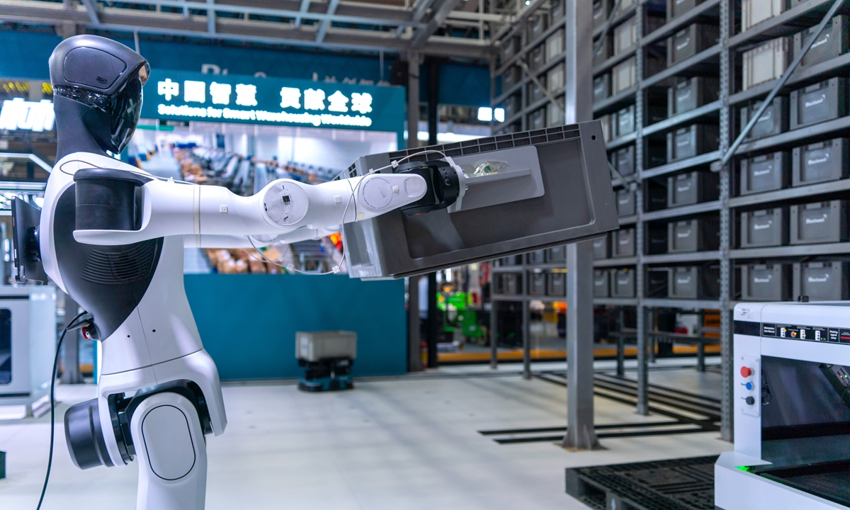 A humanoid robot demonstrates sorting operations for warehouse logistics scenarios at the full industrial chain booth for robots in Shenzhen, South China's Guangdong Province, on April 22, 2026. Photo: VCG