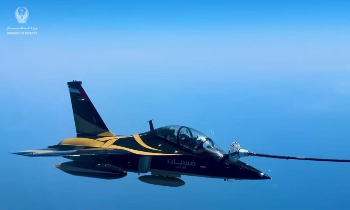A Chinese-built L-15E advanced trainer jet of the UAE's national aerobatic display team is refueled mid-flight. Photo: Screenshot from the UAE Ministry of Defense's official X account