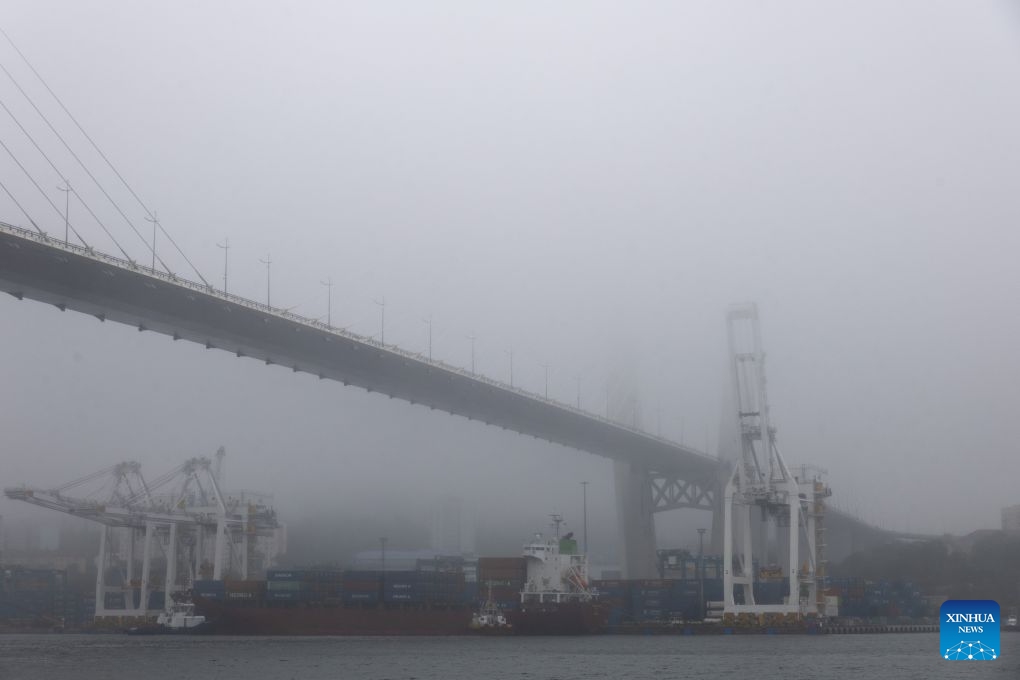 This photo taken on July 5, 2026 shows a bridge shrouded by advection fog in downtown Vladivostok, Russia. (Photo: Xinhua)