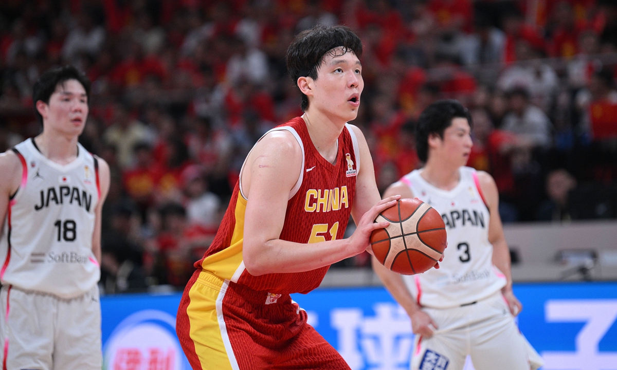 Center Yang Hansen prepares to shoot during the match between China and Japan. Photo: VCG
