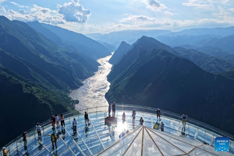 This aerial drone photo shows tourists enjoying the scenery on a skywalk at Wuxiakou scenic area in Badong County, central China's Hubei Province, July 6, 2026. (Photo: Xinhua)
