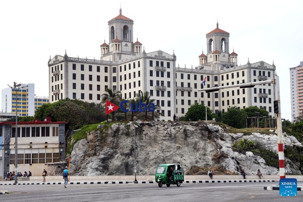 An electric tricycle crosses an intersection while a traffic light remains off as a result of a nationwide blackout, in Havana, capital of Cuba, on July 6, 2026. Cuba's state-run National Electric Union said Monday that the country's national power system suffered a total outage (Photo: Xinhua)