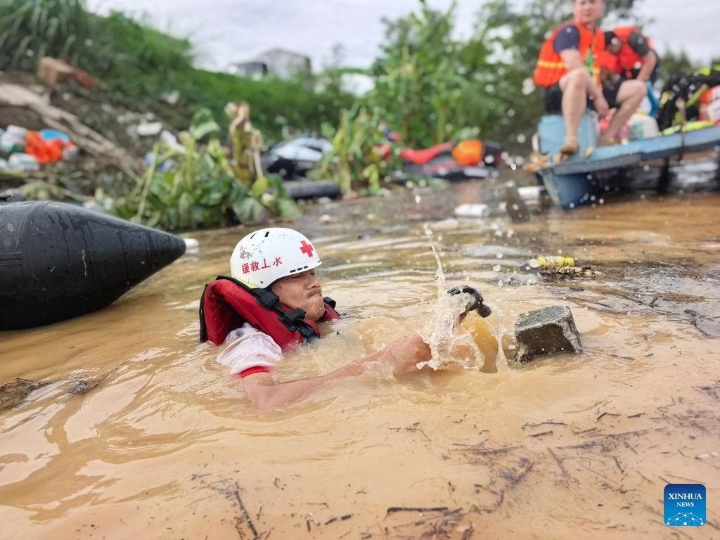 Rescuers remove fences to allow rescue boats to pass through in Gantang Town, Binyang County of Nanning, south China's Guangxi Zhuang Autonomous Region, July 7, 2026. Recent extreme rainstorms triggered by Typhoon Maysak, the 10th typhoon of the year, have caused severe flooding in parts of south China's Guangxi Zhuang Autonomous Region. (Photo: Xinhua)