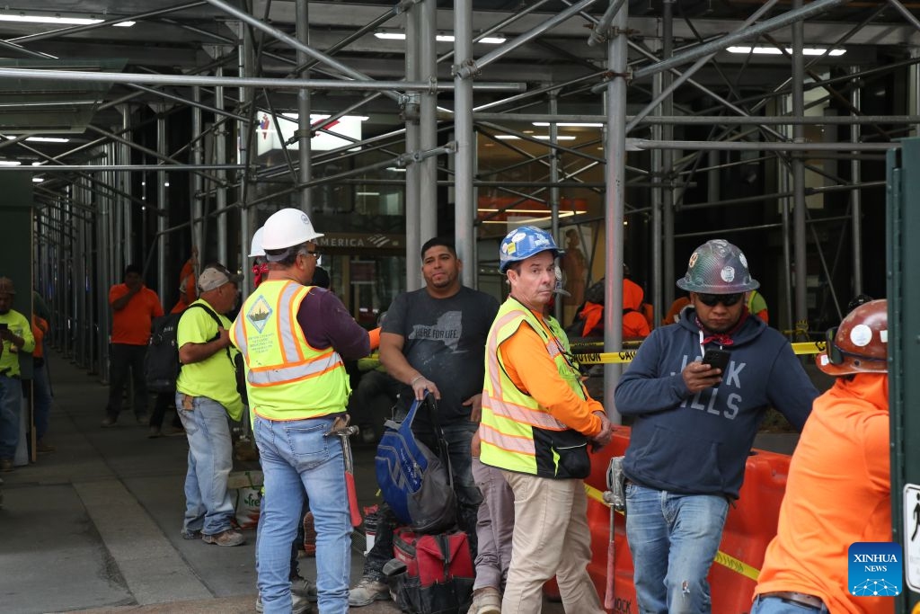 Construction workers evacuated from the building found at risk of collapse stay in a safe place in New York, the United States, on July 7, 2026. (Photo: Xinhua)