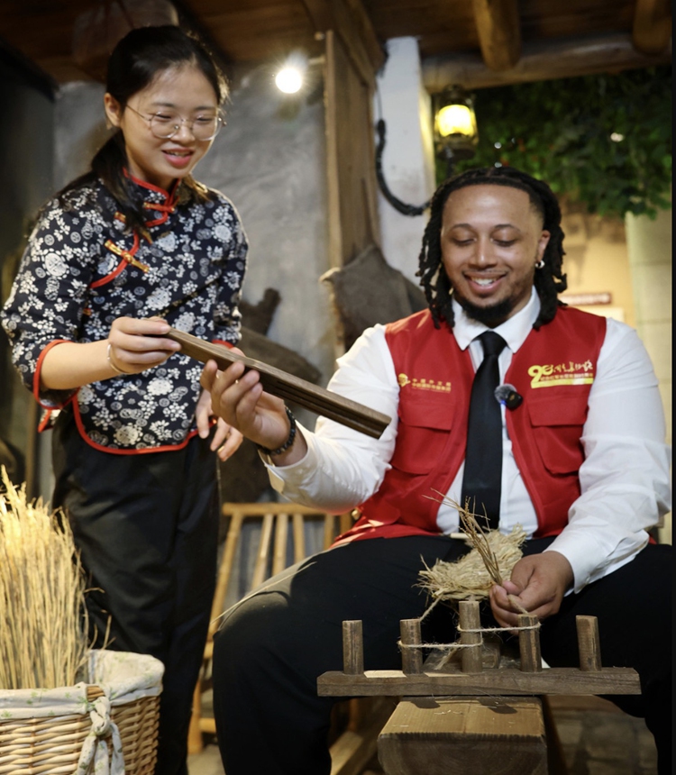 Zhavier Harris (right) makes straw sandals during a visit to East China's Jiangxi Province in June 2026. Photo: Courtesy of Zhavier Harris