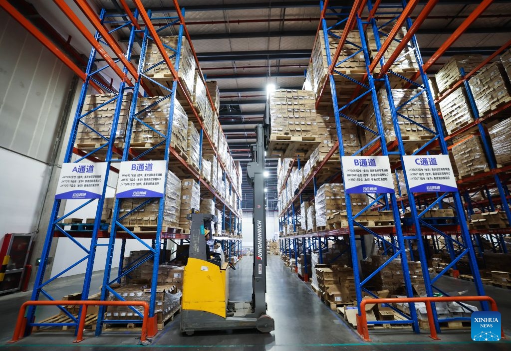 A staff member transfers imported goods at Jinyi Comprehensive Bonded Zone in Jindong District of Jinhua City, east China's Zhejiang Province, July 7, 2026. Jindong District of Jinhua has rolled out a series of pro-consumption measures in recent years, covering promotional events, new consumption scenarios' creation and integrated development of cultural, tourism, commercial and sports resources. (Photo: Xinhua)