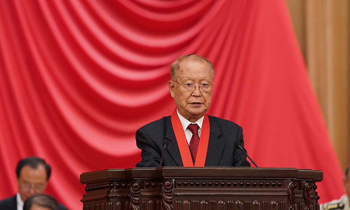 Ben De, a researcher at the China Electronics Technology Group Corporation and also an academician of the Chinese Academy of Engineering who laid the foundation for China's airborne pulse-Doppler radar technology, is awarded the State Preeminent Science and Technology Award in Beijing on July 8, 2026. Photo: VCG