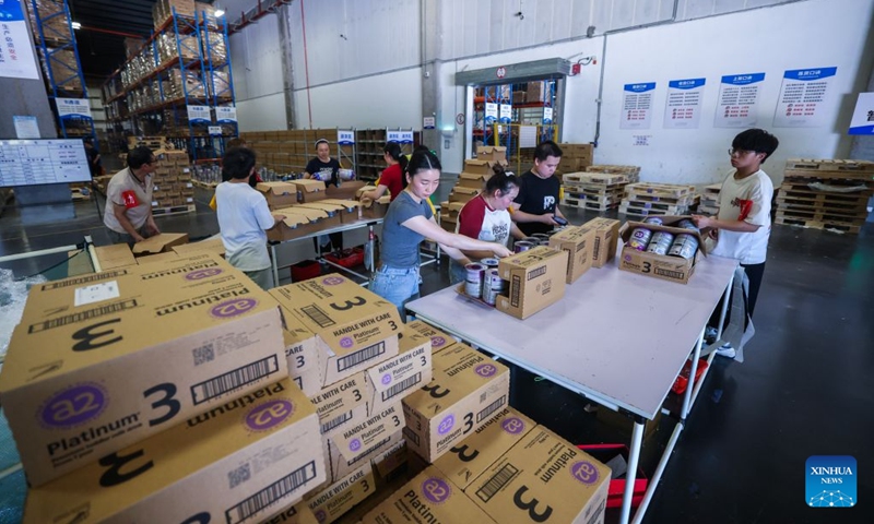 Staff members at a cross-border e-commerce firm sort and pack imported goods at Jinyi Comprehensive Bonded Zone in Jindong District of Jinhua City, east China's Zhejiang Province, July 7, 2026. Jindong District of Jinhua has rolled out a series of pro-consumption measures in recent years, covering promotional events, new consumption scenarios' creation and integrated development of cultural, tourism, commercial and sports resources. (Photo: Xinhua)