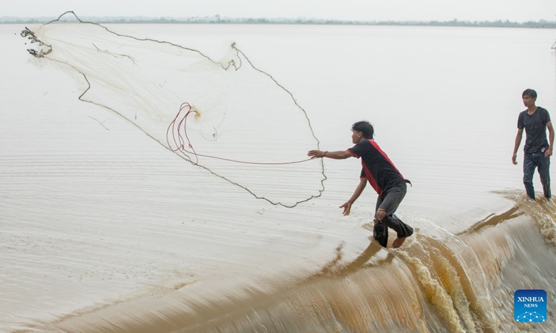 A fisherman casts a net to catch fish in a lake in Savannakhet province, Laos, July 6, 2026. Located along the bank of the Mekong River, Laos' Savannakhet province boasts rich fishery resources in its lakes and reservoirs, where many fishermen continue to rely on traditional cast nets to make a living. (Photo: Xinhua)