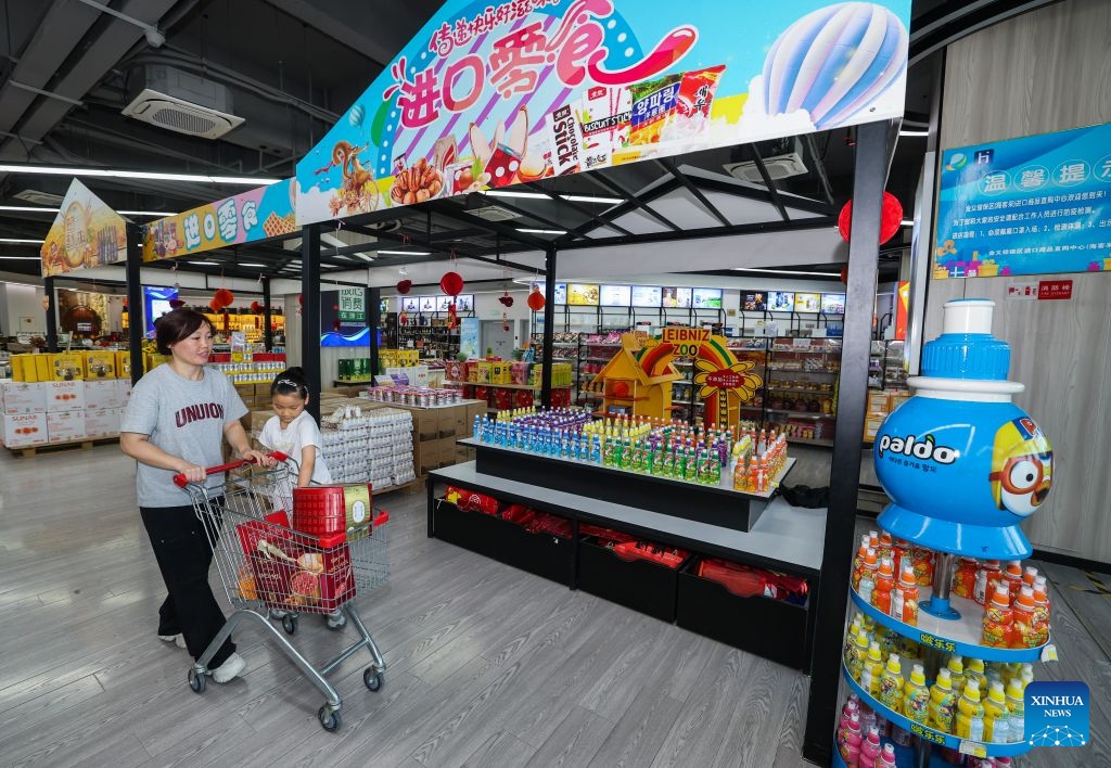 Customers select imported goods at Jinyi Comprehensive Bonded Zone in Jindong District of Jinhua City, east China's Zhejiang Province, July 7, 2026. Jindong District of Jinhua has rolled out a series of pro-consumption measures in recent years, covering promotional events, new consumption scenarios' creation and integrated development of cultural, tourism, commercial and sports resources. (Photo: Xinhua)