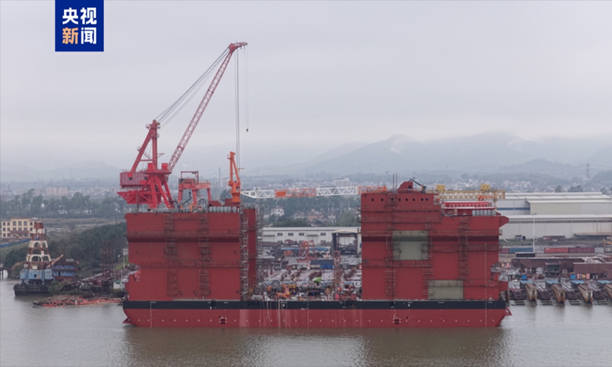 China's fully revolving semi-submersible crane vessel the Sihang Yongsheng, the country's largest by lifting capacity, is delivered in Jiangmen Port, South China's Guangdong Province, on July 8, 2026. Photo: screenshot of CMG's report