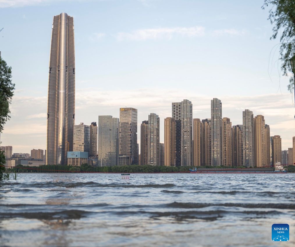 This photo taken on July 8, 2026 shows a submerged waterside tourist platform at the riverbank along the Yangtze River in Hankou of Wuhan, central China's Hubei Province. Affected by heavy rainfall, the water level in Wuhan section of the Yangtze River rose obviously on Wednesday. The water level at the Yangtze Hankou monitoring station reached 25.11 meters, 0.11 meters above the warning mark. (Photo: Xinhua)