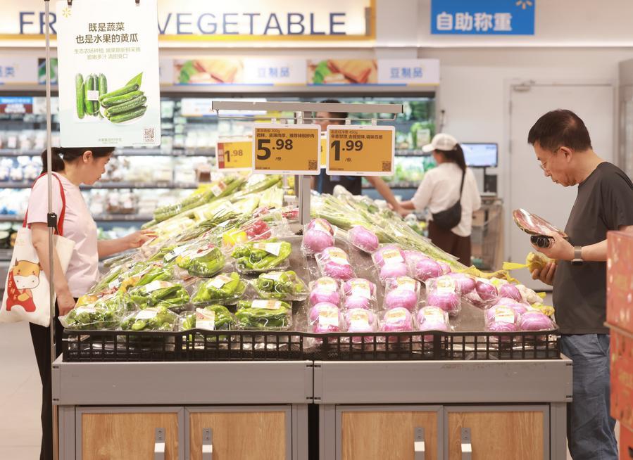 Customers buy vegetables at a supermarket in Wuchang District of Wuhan, central China's Hubei Province, June 10, 2026. (Photo: Xinhua)