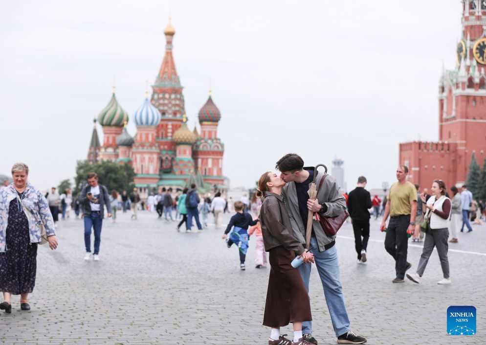 A couple kiss near Saint Basil's Cathedral in Moscow, Russia, July 7, 2026. (Photo: Xinhua)