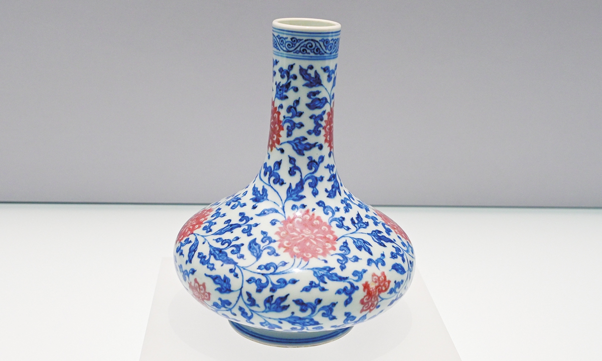 Song and Yuan Dynasties (960-1368)
Representative Motif: Interlocking lotus scrolls, often seen on Ru ware ceramics, Song brocade
Cultural Significance: Scholarly aesthetics. A shift from divine to human-centered themes, celebrating natural elegance
