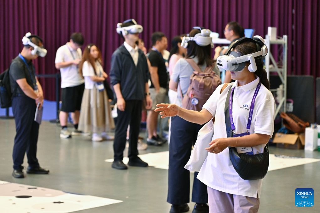 Participants of the 25th China Internet Conference try on VR products at the China National Convention Center in Beijing, capital of China, July 8, 2026. The 25th China Internet Conference kicked off here on Wednesday and will run until Friday. (Photo: Xinhua)