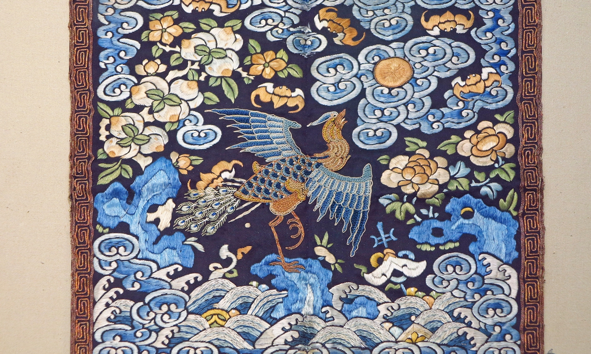 Ming and Qing Dynasties (1368-1911)
Representative Motif: Rank badges (civil birds, military beasts), often seen on dragon robes, official uniforms
Cultural Significance: Imperial authority and social identification. These badges functioned as 