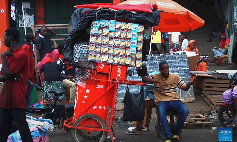A man sells coffee on a street in Abidjan, Cote d'Ivoire, on July 9, 2026. (Photo: Xinhua)