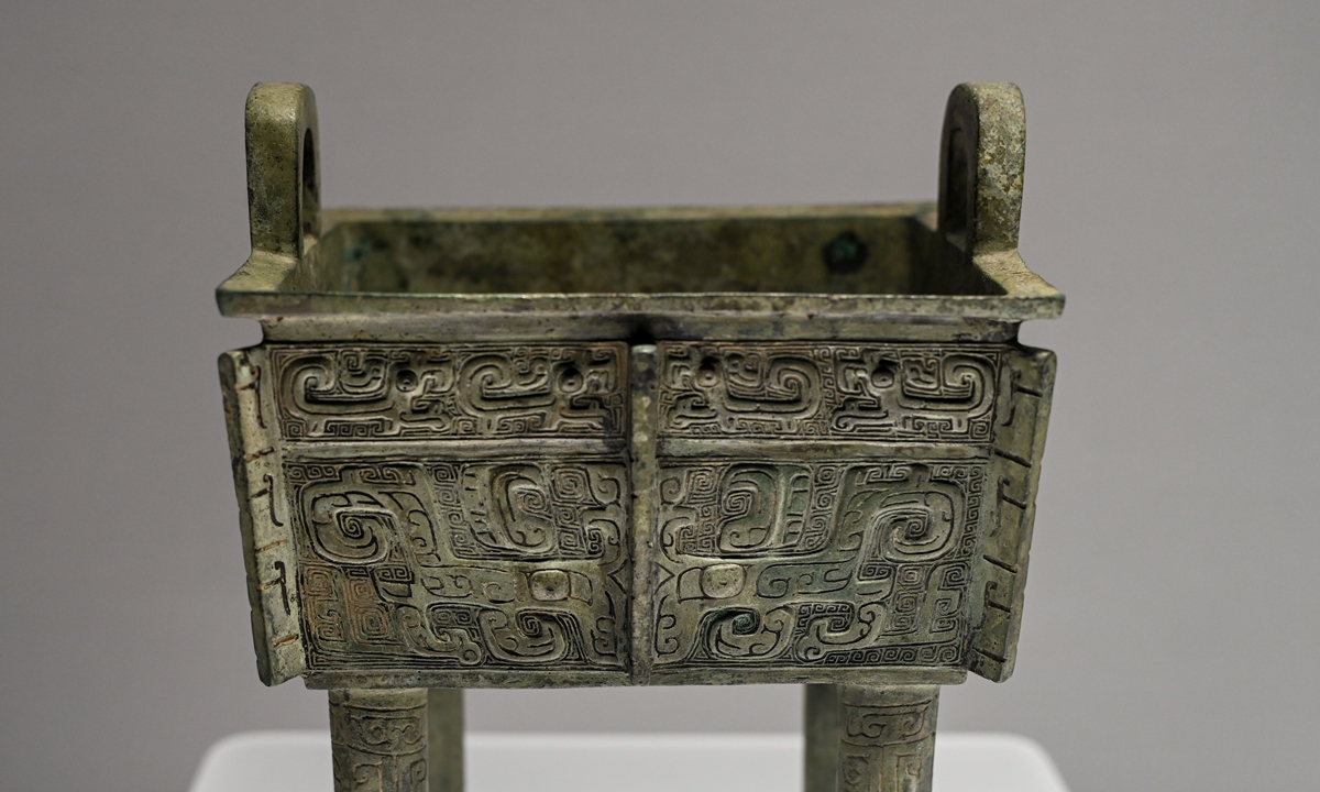 Shang and Zhou Dynasties (c. 1600-256 BC)
Representative Motif:
Yunlei (cloud-and-thunder) pattern,
often seen on bronze ritual vessels
Cultural Significance:
Ritual propriety and theocracy
