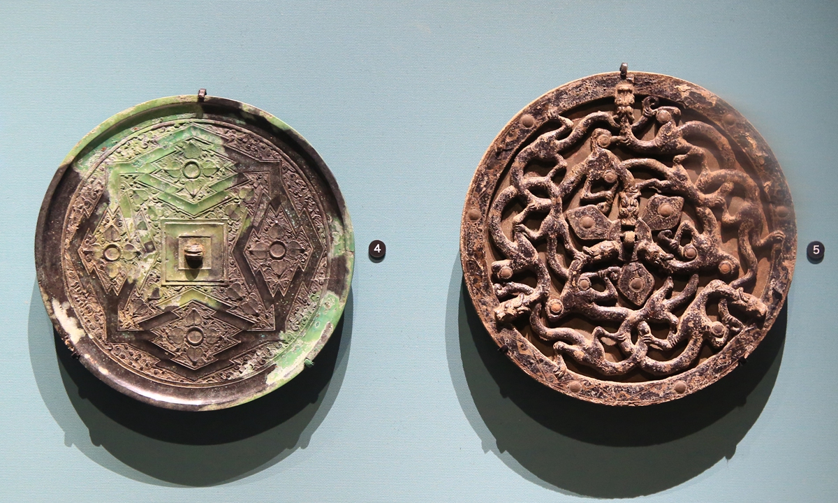 Warring States to Han Dynasty (475 BC-220)
Representative Motif: Panchi (coiled dragon) pattern, often seen on lacquerware, silk paintings 
Cultural Significance: Beliefs in transcendence and flowing vitality. 
